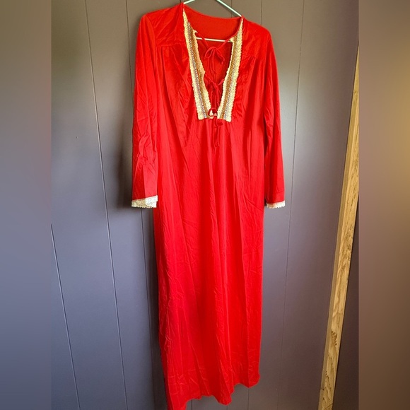 Vintage 70s Red Maxi Lounge Dress – Lace Trim Boho Peasant Style (Size M USA) - Picture 6 of 11